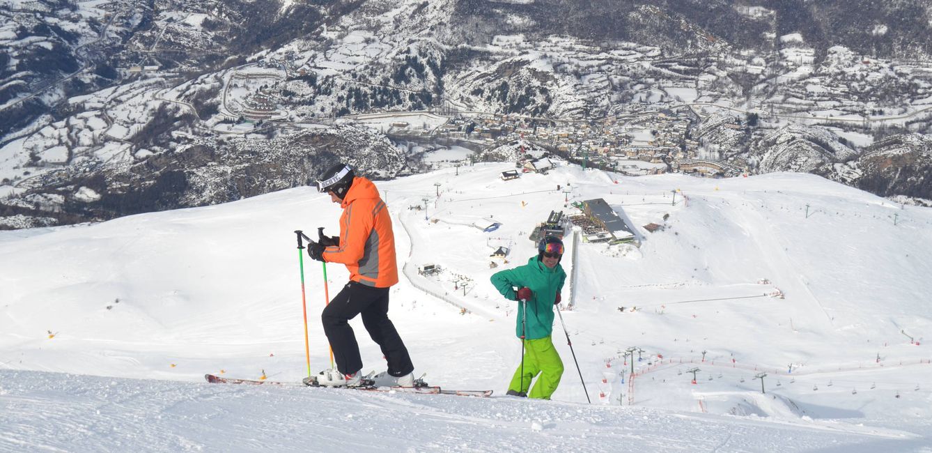 Dos esquiadores en la cabeza de la pista Valle de Tena donde surge el descenso hasta el pueblo de Panticosa