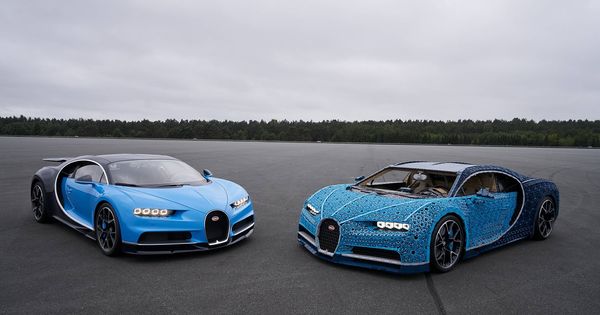 Foto: El Bugatti de Lego, a la derecha, junto a un Chiron original muestran un aspecto muy similar.  