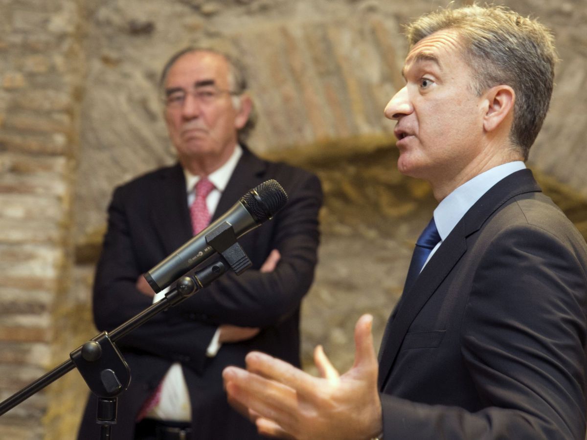 Foto: El CEO de Ibercaja Banco, Víctor Iglesias, con el expresidente Amado Franco de fondo. (EFE)