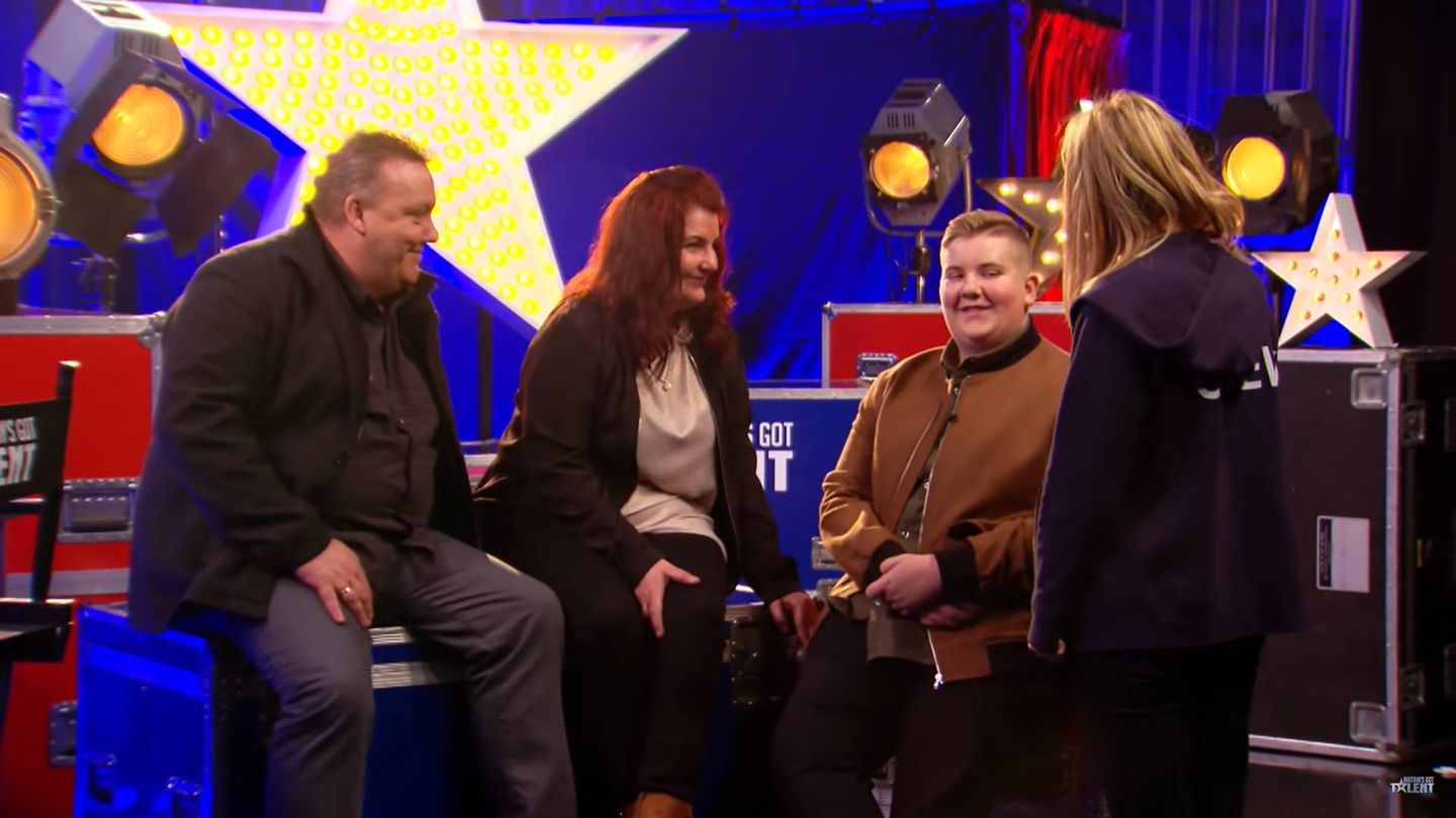 Kyle Tomlinson y sus padres, en 'Britain's Got Talent'. (ITV)