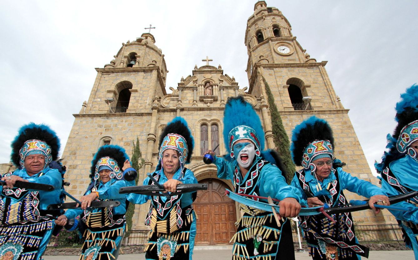 Kikapúes frente a la Iglesia Santa Rosa de Lima en el municipio de Melchor Múzquiz, en el estado de Coahuila, en México (EFE)