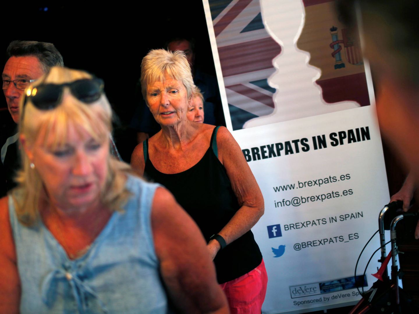 Británicos residentes en España tras un evento informativo sobre el Brexit, en Benalmáneda. (Reuters)