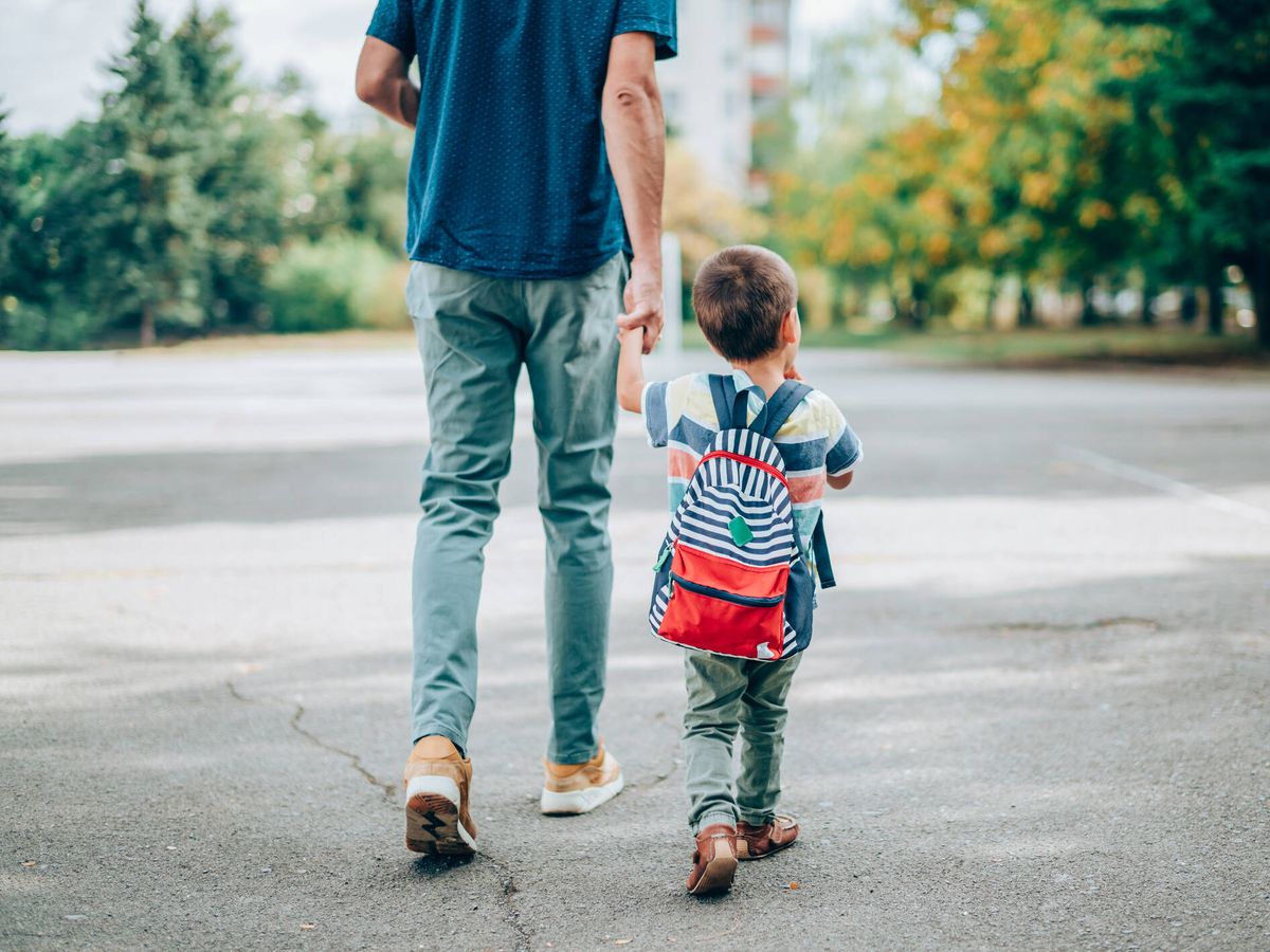 Foto: Un padre lleva a su hijo al colegio. (iStock)