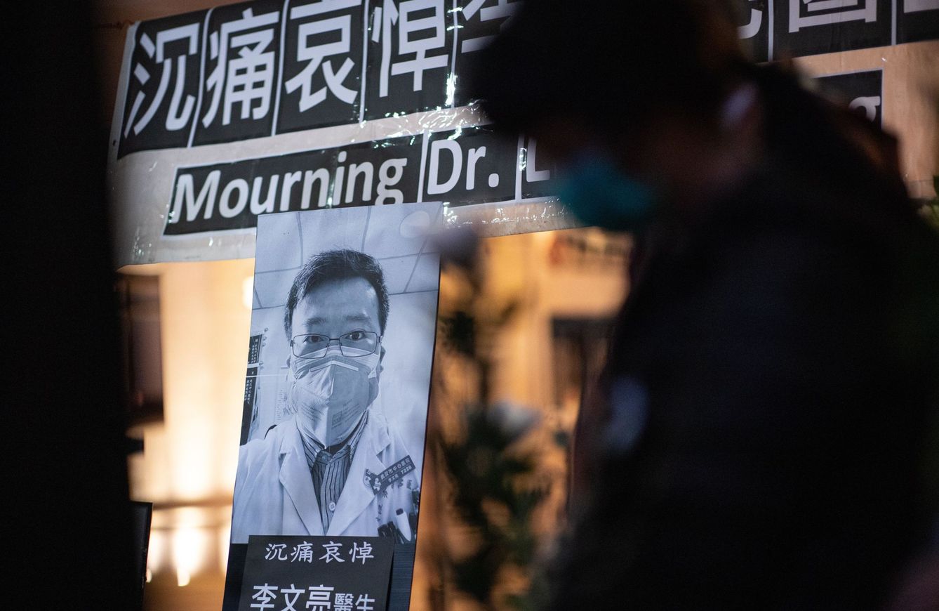 Ciudadanos chinos rinden tributo al doctor chino Li Wenliang. (EFE)