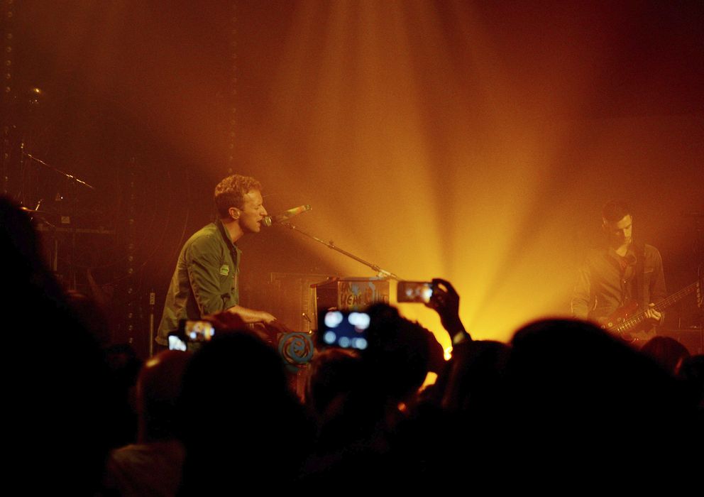 Foto: Móviles filmando un concierto de Coldplay (EFE)