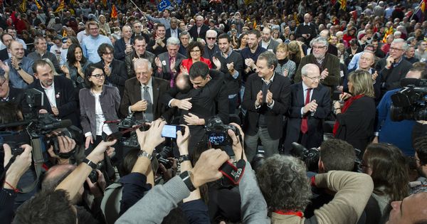 Foto: Pedro Sánchez abraza a Miquel Iceta, ante Zapatero, Josep Borrell y otros dirigentes en el acto central de campaña del PSC, el pasado domingo en Barcelona. (Flickr | Borja Puig)