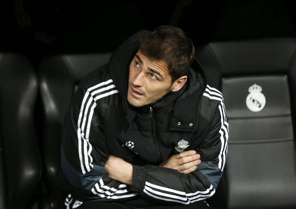 Foto: Iker Casillas en el banquillo del Santiago Bernabéu (Efe).