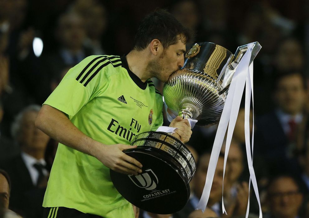 Foto: Iker Casillas besa el título que acredita al Real Madrid como el último campeón de Copa del Rey.