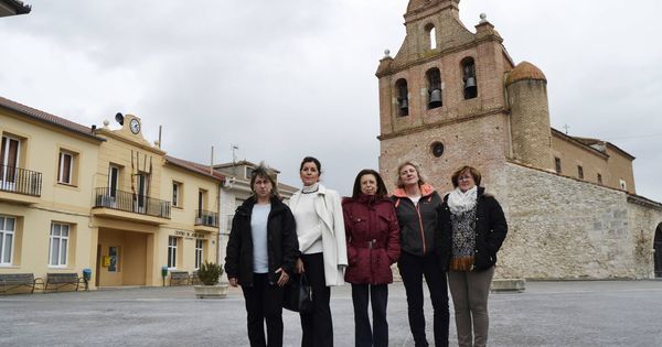 Foto: La alcaldesa de Remondo (centro) y cuatro de sus cinco concejalas. (M. Z.)