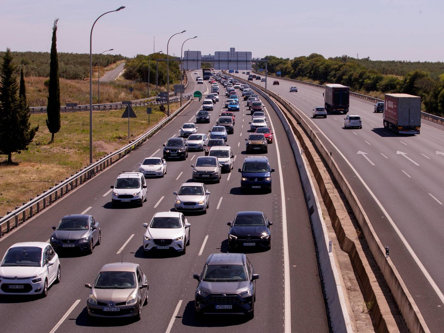 Cientos de automóviles sufren retenciones en la autovía A-49. (EFE)
