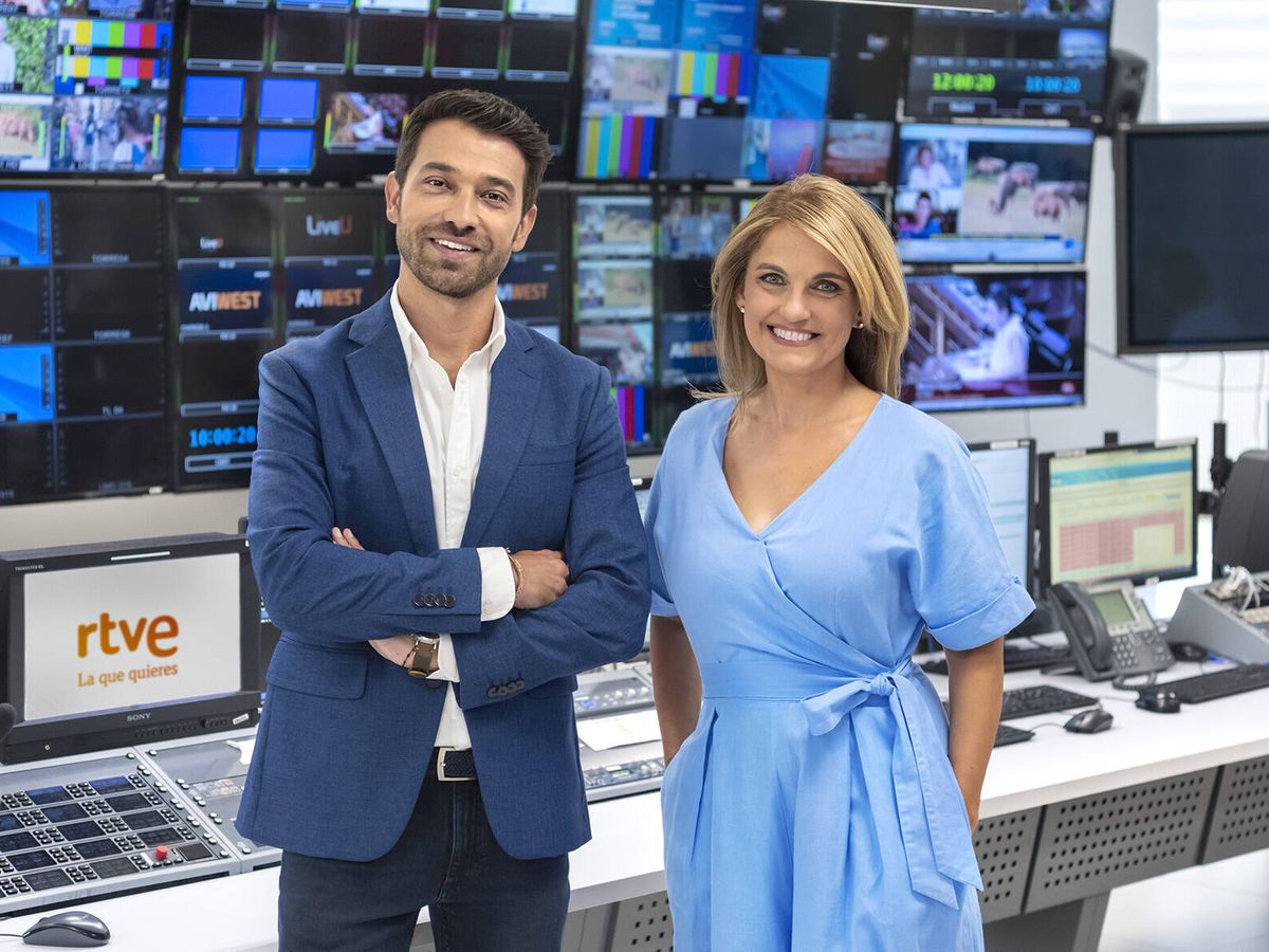 Foto: Marc Calderó y Lourdes Maldonado, presentadores de 'Hablando claro'. (RTVE)