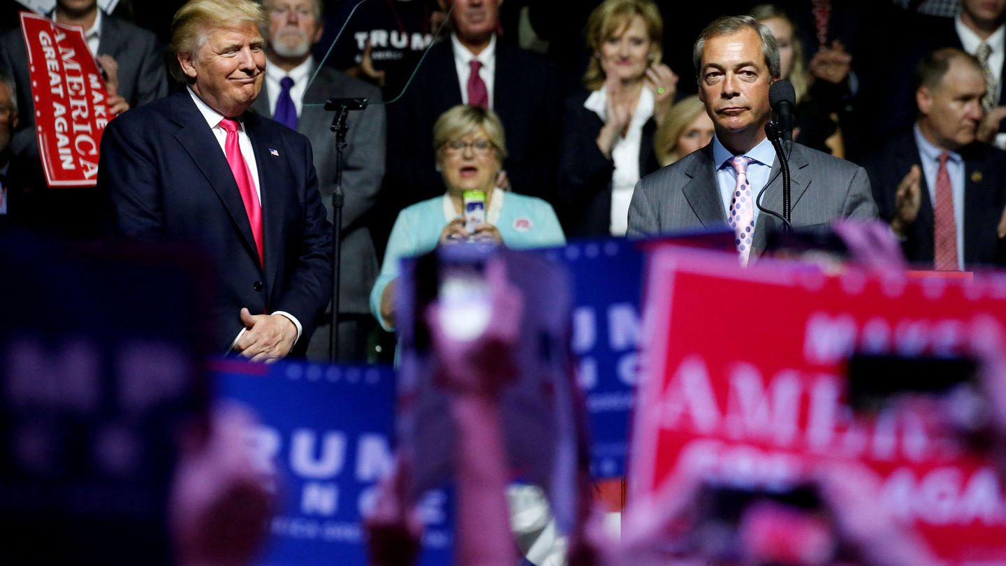 Donald Trump observa a Nigel Farage durante su intervención en una acto de campaña en Jackson, EEUU. (Reuters)