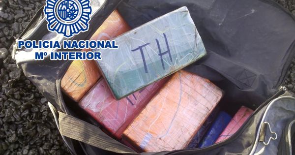 Foto: Imagen de archivo de un alijo de cocaína intervenido por la Policía en Estepona. (EFE)