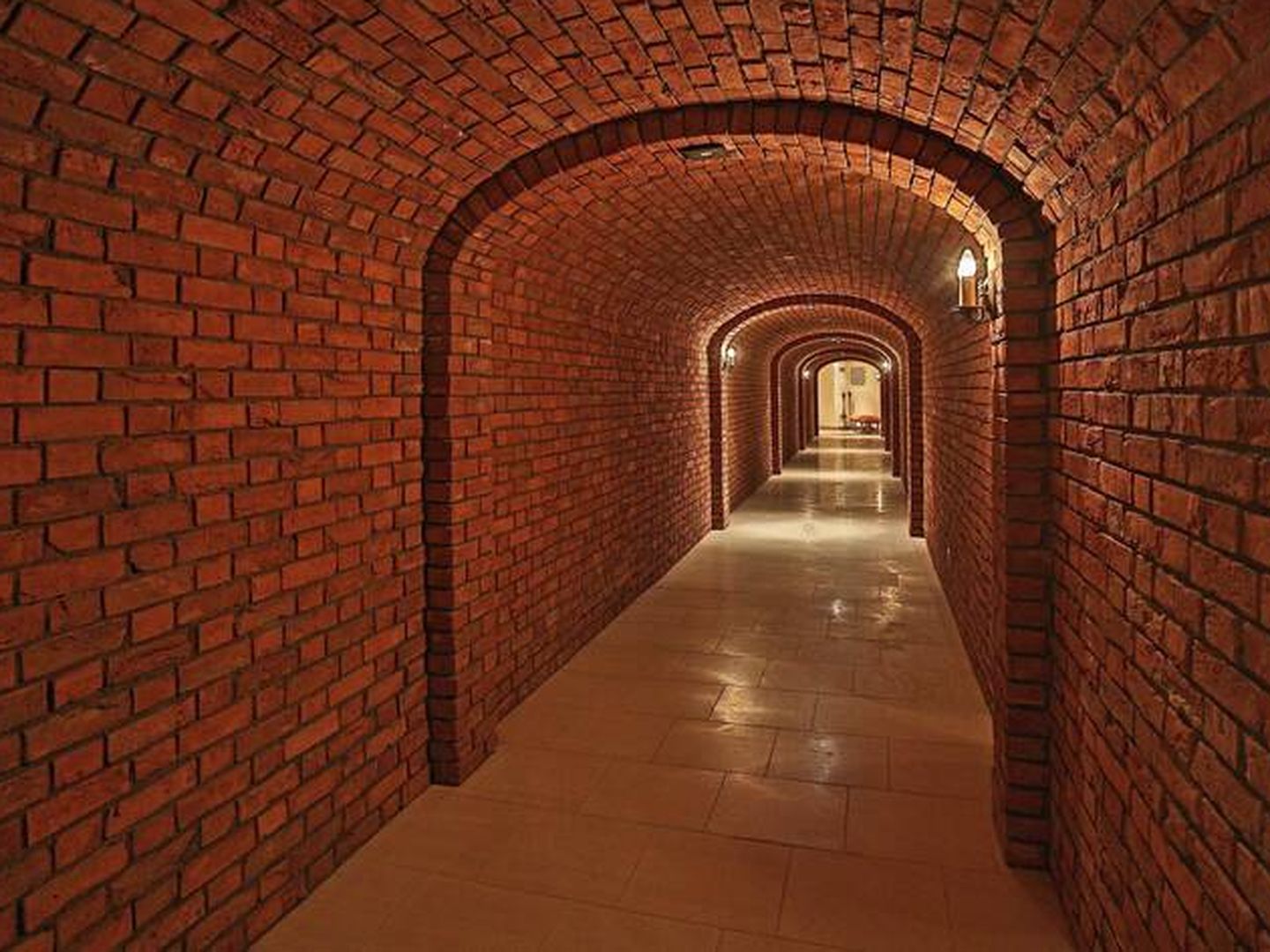 El túnel que conduce a la bodega. (Berkshire Hathaway Luxury Collection)