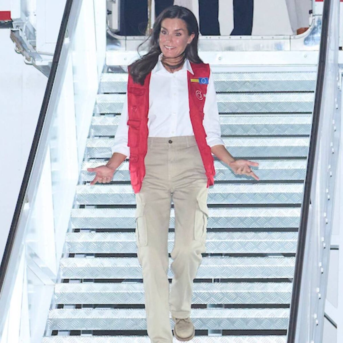Dónde puedes encontrar los pantalones cargo que lleva la Reina Letizia en  Colombia: Stradivarius, Zara, Mango