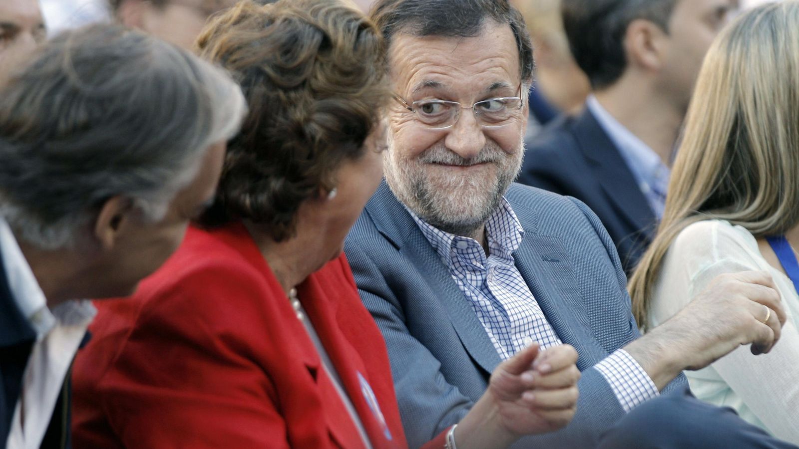 Foto: Mariano Rajoy conversa con la exalcaldesa de Valencia durante un mitin. (EFE)