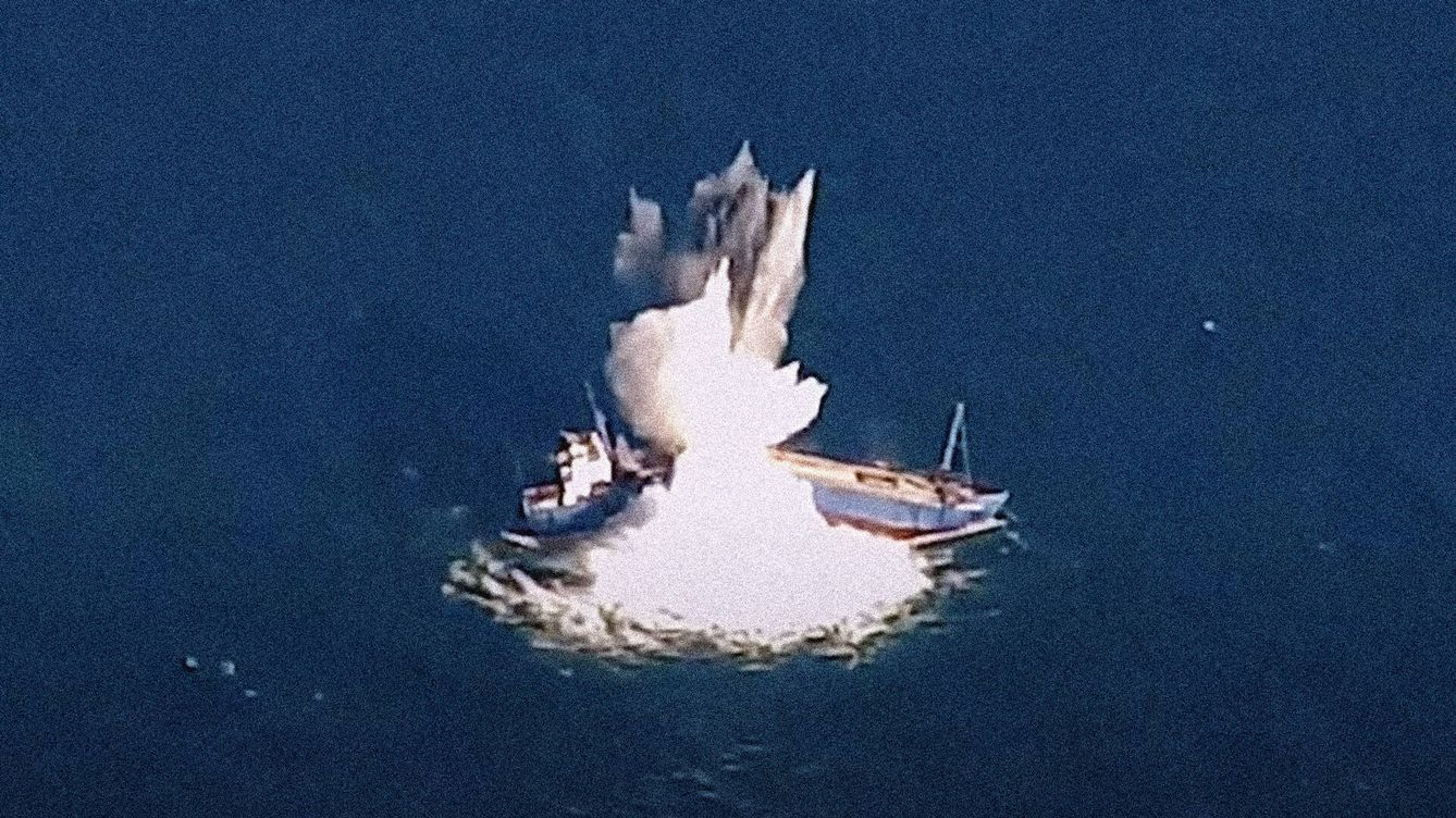 Foto: Demostración del torpedo de la USAF partiendo un barco de un solo impacto