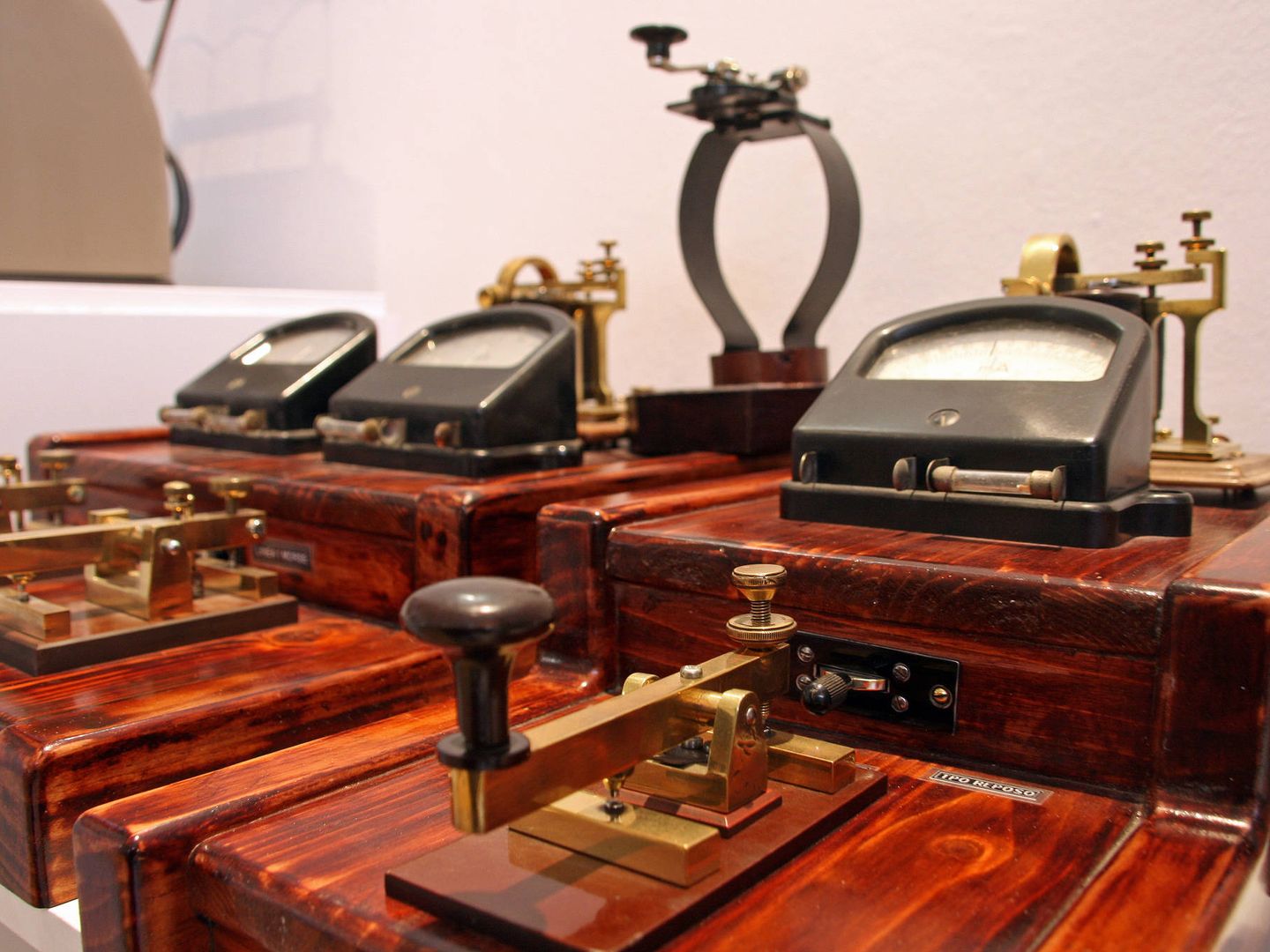 Además de teléfonos, el museo también tiene espacio para otras formas de telecomunicaciones, como los telégrafos. (Imagen: Toño Ramos (Patrimonio de Telefonía) | Flickr)