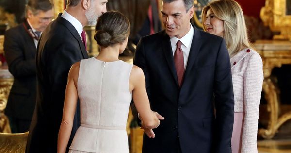 Foto: Los Reyes, Pedro Sánchez y su mujer, Begoña Gómez, durante la recepción en el Palacio Real. (EFE)