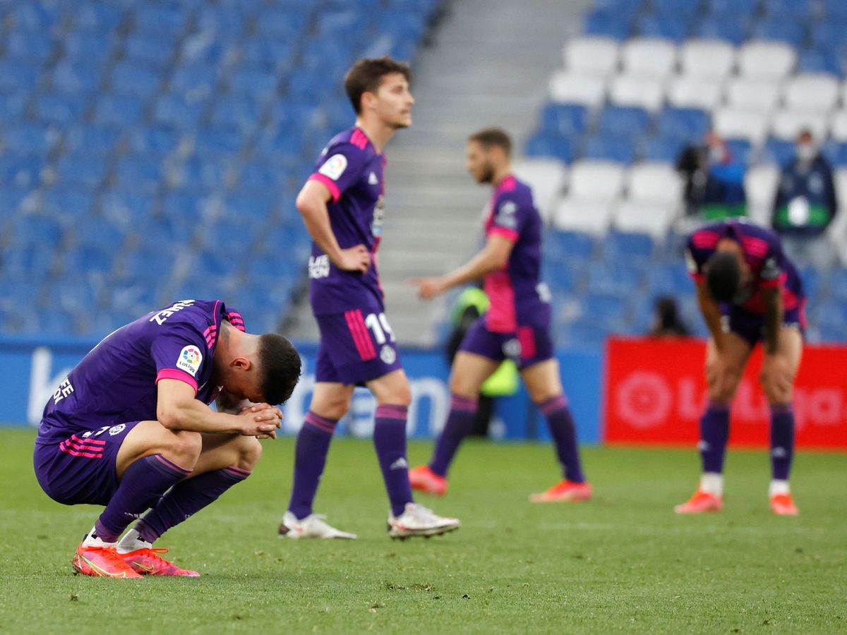 Foto: Los jugadores del Real Valladolid, abatidos tras la dura derrota en San Sebastián. (Efe)
