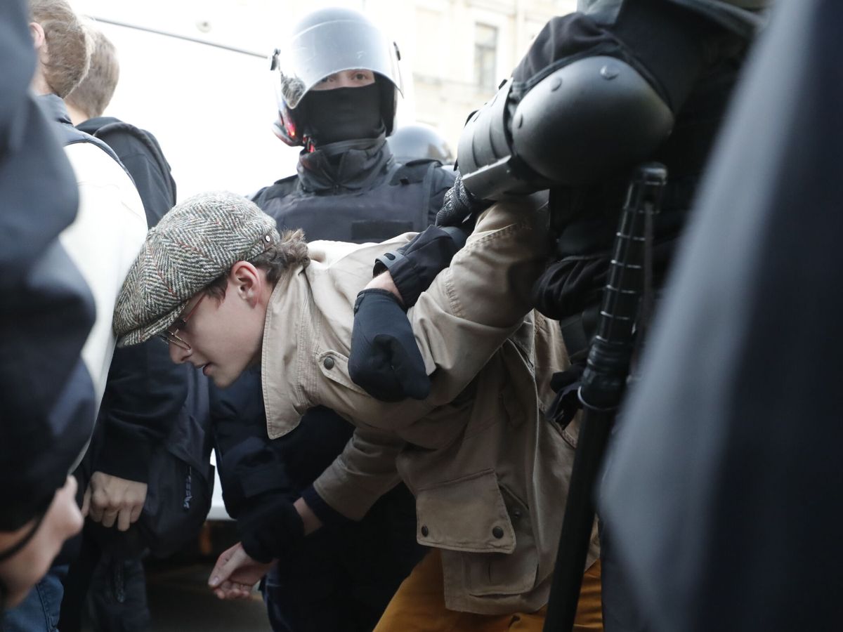 Foto: Policías rusos detienen a una persona durante una protesta en San Petersburgo. (EFE/Anatoly Maltsev)