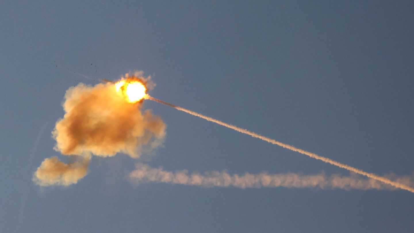 Un misil israelí intercepta un cohete lanzado desde Gaza. (Reuters)