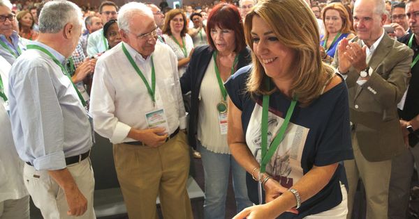 Foto: La presidenta andaluza, Susana Díaz, junto a los expresidentes de la Junta José Antonio Griñán (i) y Manuel Chaves (d) y el exvicepresidente del Gobierno Alfonso Guerra (2i). (EFE)
