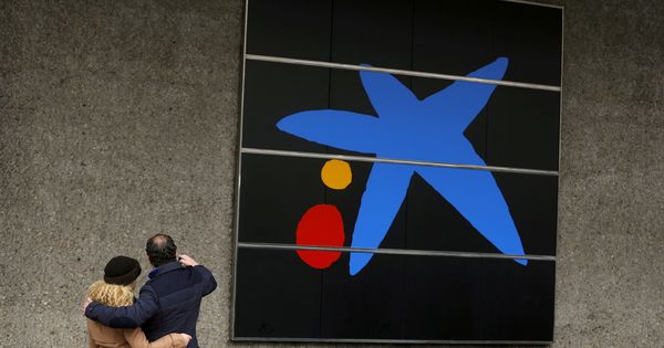 Foto: Logo de CaixaBank en la sede central de la entidad en Madrid. (Reuters)