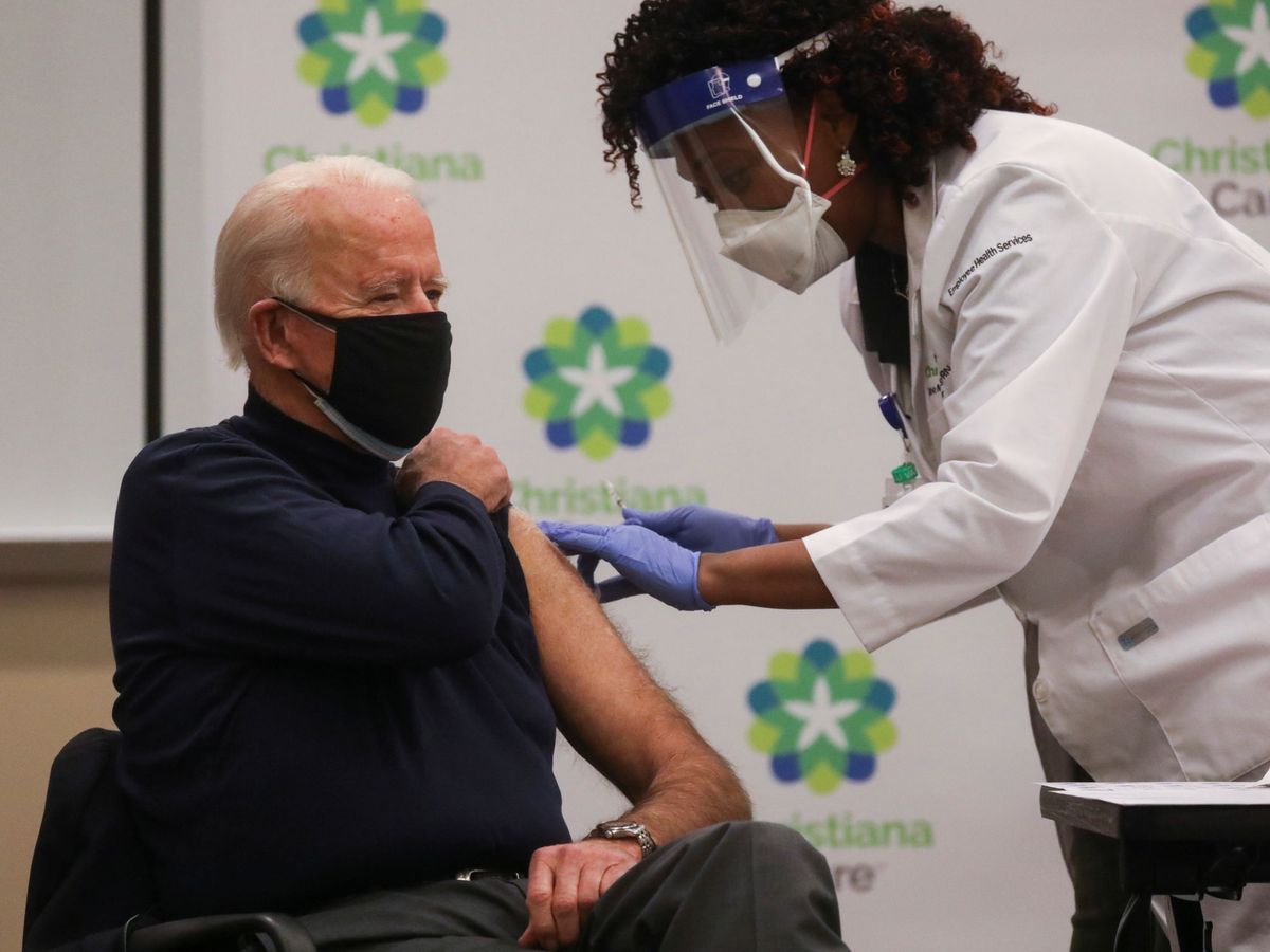 Foto: El presidente electo de EEUU, Joe Biden recibe la vacuna del covid en público. (Reuters)  