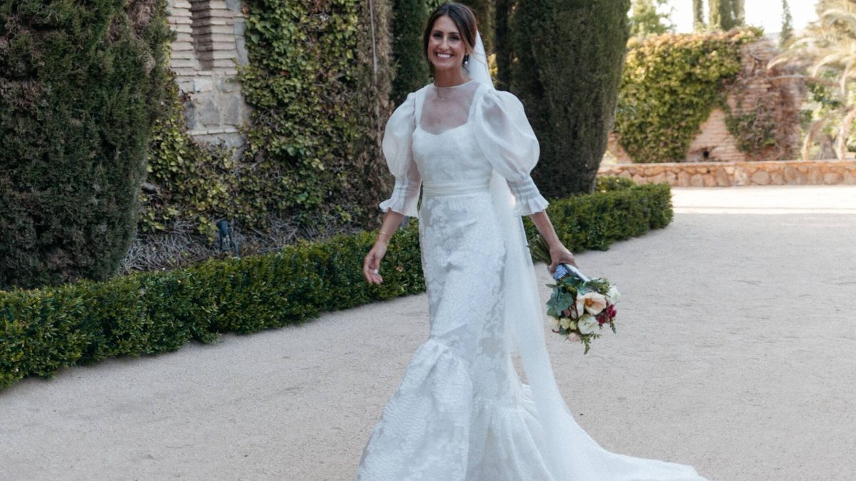 La boda de Belén en Toledo y su vestido de novia con mangas abullonadas y tejido bordado