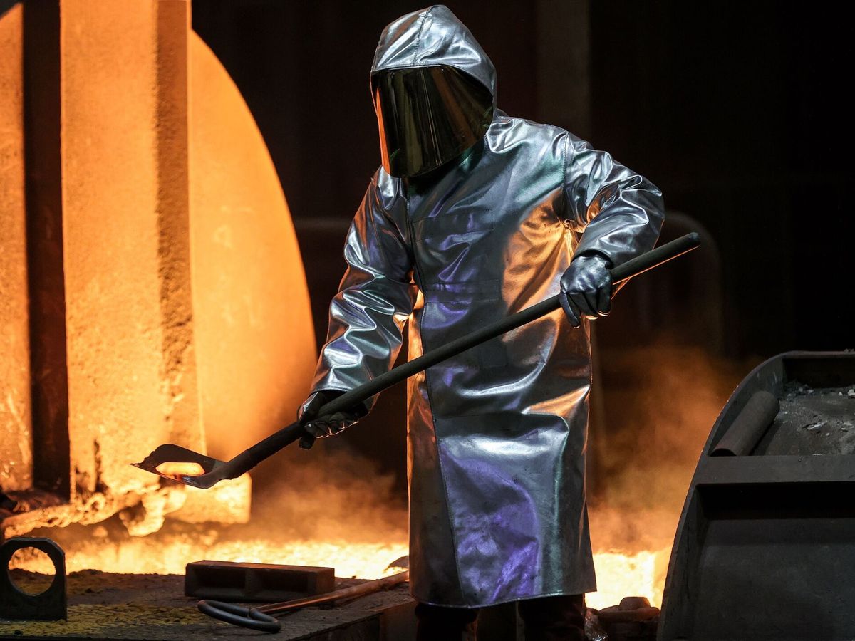 Foto: Trabajador en una fábrica de producción de acero. (EFE)