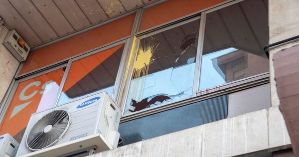 Foto: La sede de Cs en Lleida, tras el ataque. (EFE)