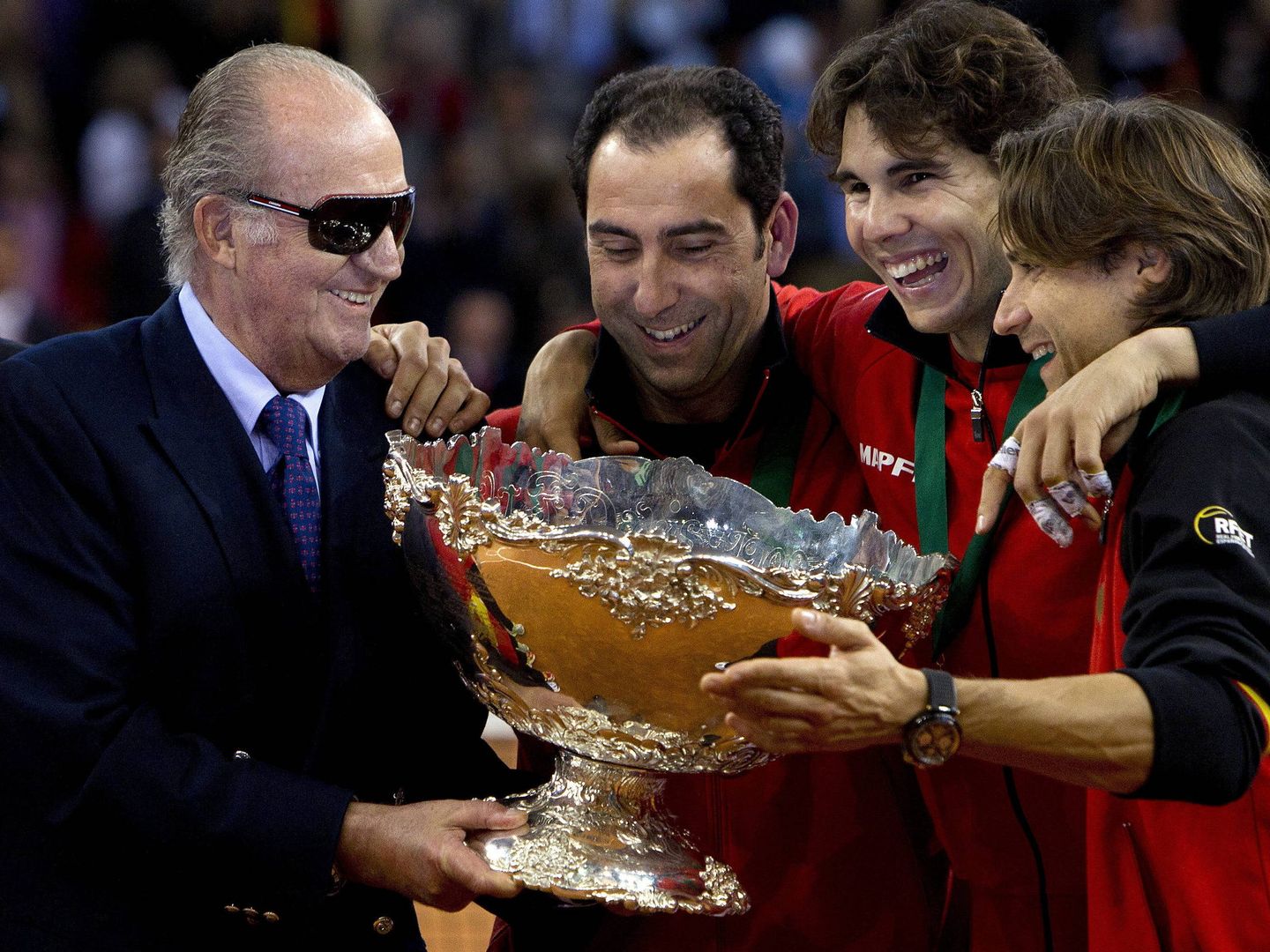 El rey Juan Carlos junto Rafa Nadal tras su victoria en la final de la Copa Davis de tenis frente a Argentina en el año 2011 . (EFE)   