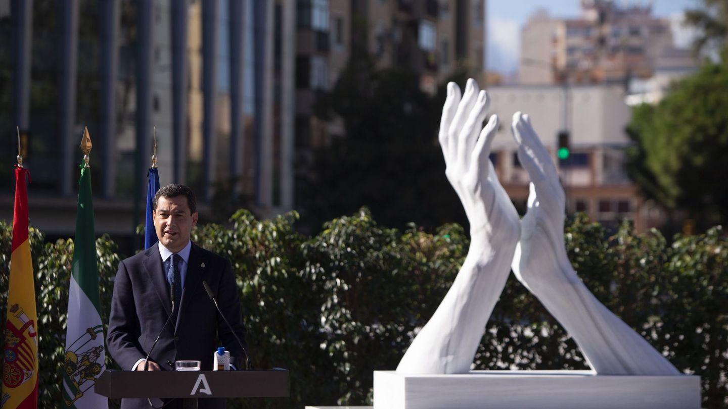 El presidente de la Junta de Andalucía, Juanma Moreno, el pasado viernes, durante la inauguración de la escultura homenaje a los sanitarios andaluces. (EFE)