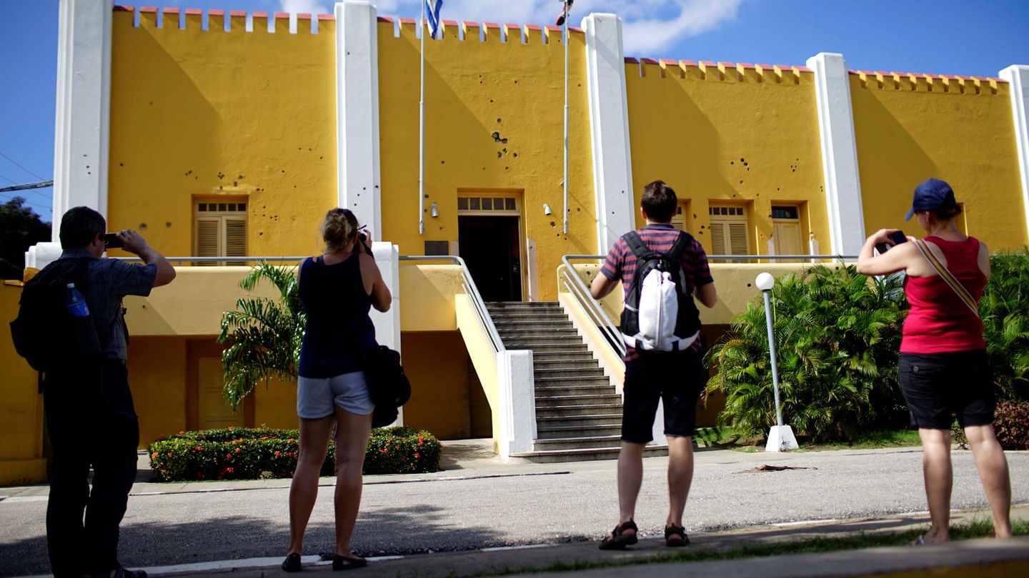 Un grupo de turistas fotografía la fachada del antiguo Cuartel Moncada, en diciembre de 2017. (Reuters)