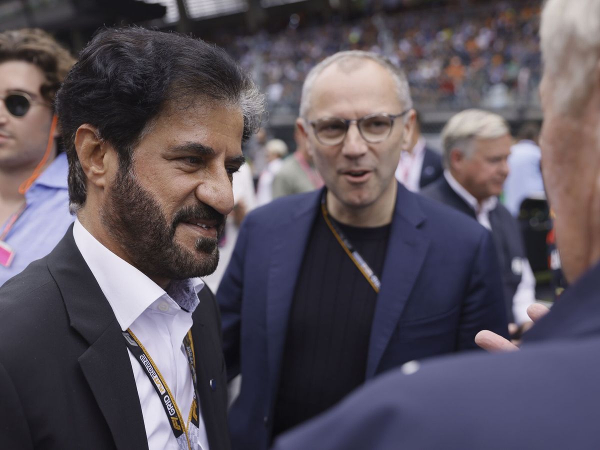 Foto: El presidente de la FIA, Mohammed Ben Sulayem, junto al de Libert Media, Stefano Domenicali. (EFE/Ronald Wittek)
