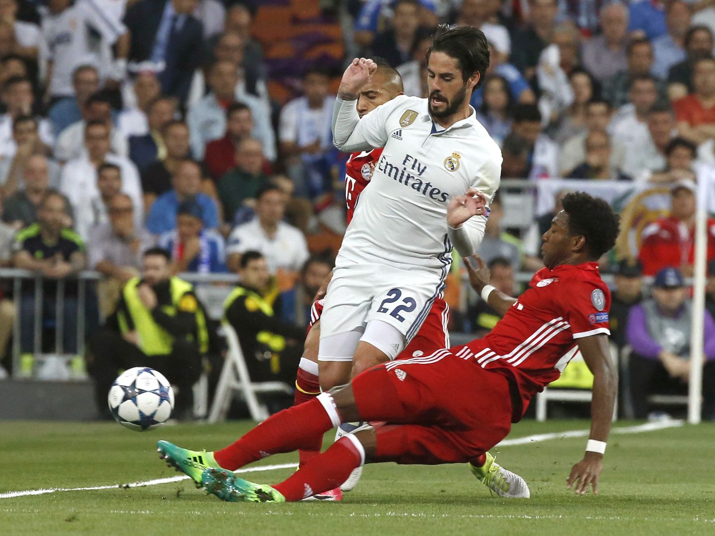 David Alaba en una acción con Isco durante un partido con el Real Madrid. (Efe)