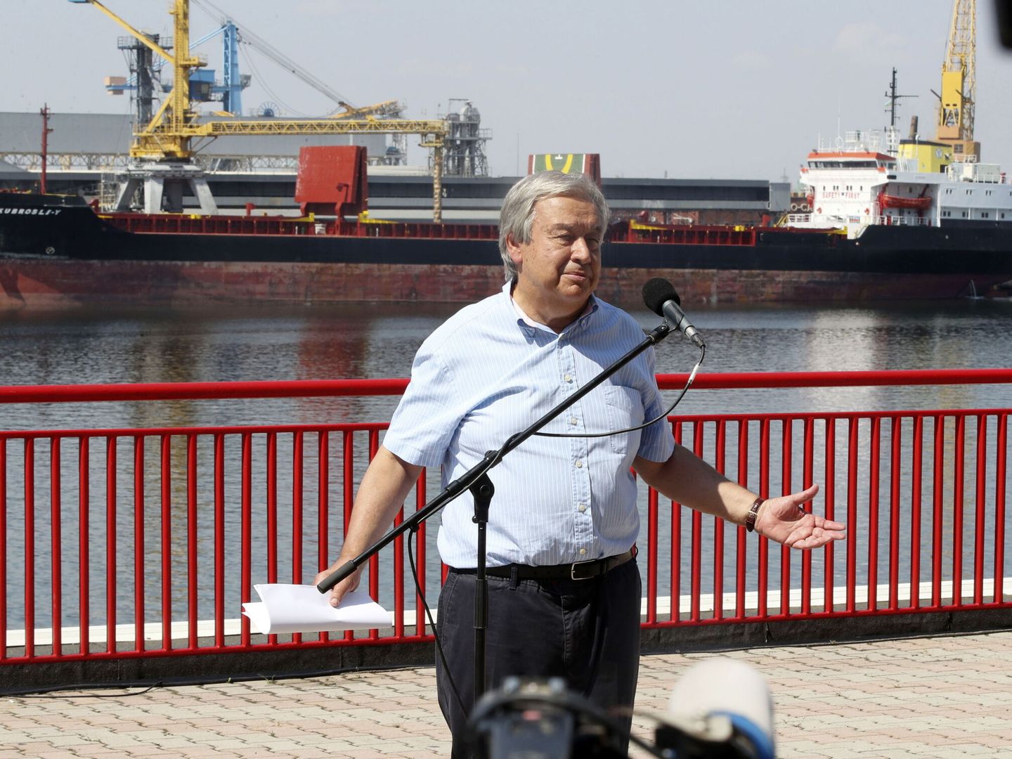 Antonio Guterres habla a los medios desde el puerto de Odesa, hoy. (EFE/ Manuel de Almeida) 