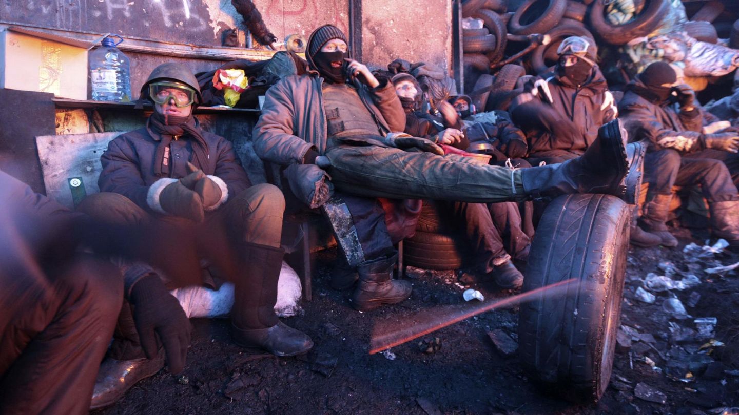 Opositores descansan en una de las barricadas instaladas en Kiev (Reuters).