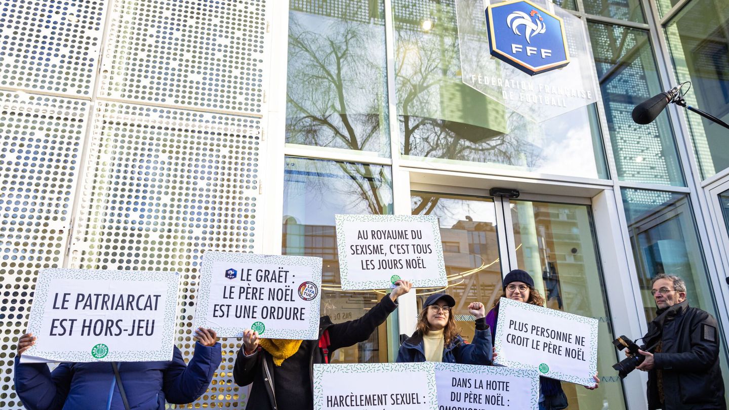 Protestas de aficionados en la sede de la Federación. (EFE/EPA/Christophe Tesson) 