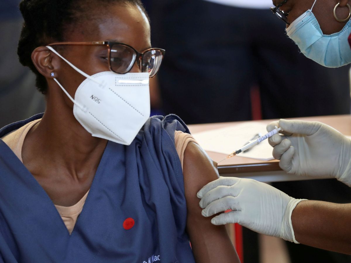 Foto: Una mujer se vacuna contra el coronavirus en Sudáfrica. (Reuters)