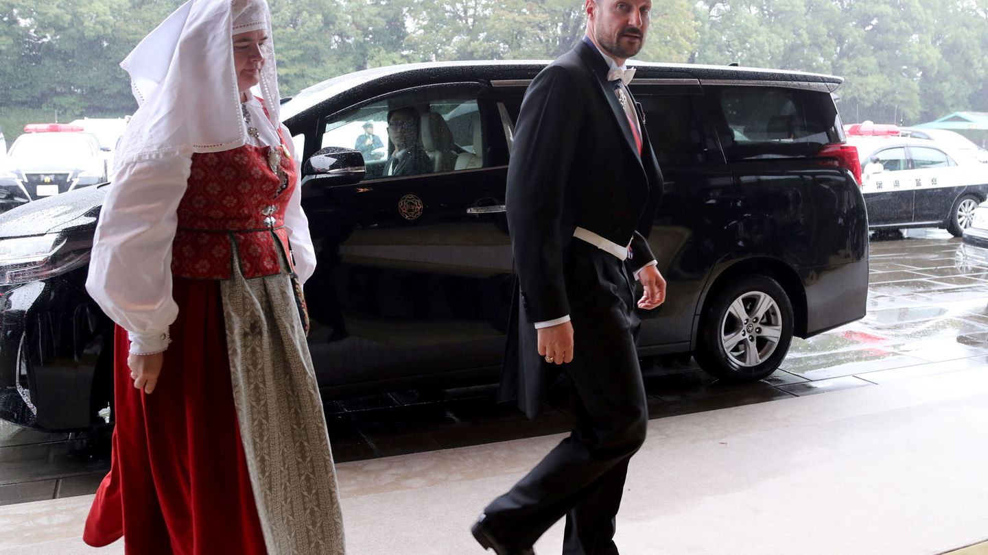 Haakon de Noruega llegando al Palacio Imperial. (Reuters)