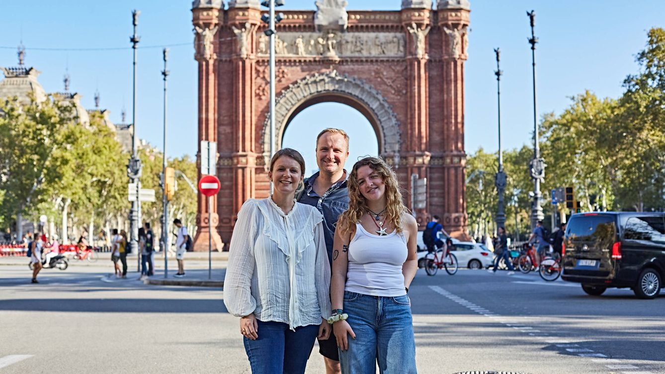 Foto: Mirjam Maarleveld (i), Elliot Locke (c) y Charlotte Wilkins posan frente al Arco del Triunfo de Barcelona. (J. L.)