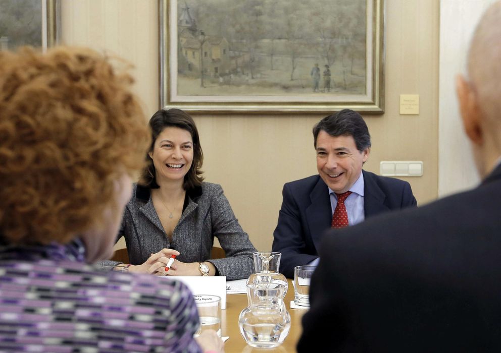 Foto: Ignacio González junto a Lucía Figar, consejera de Educación de Madrid. (Efe)