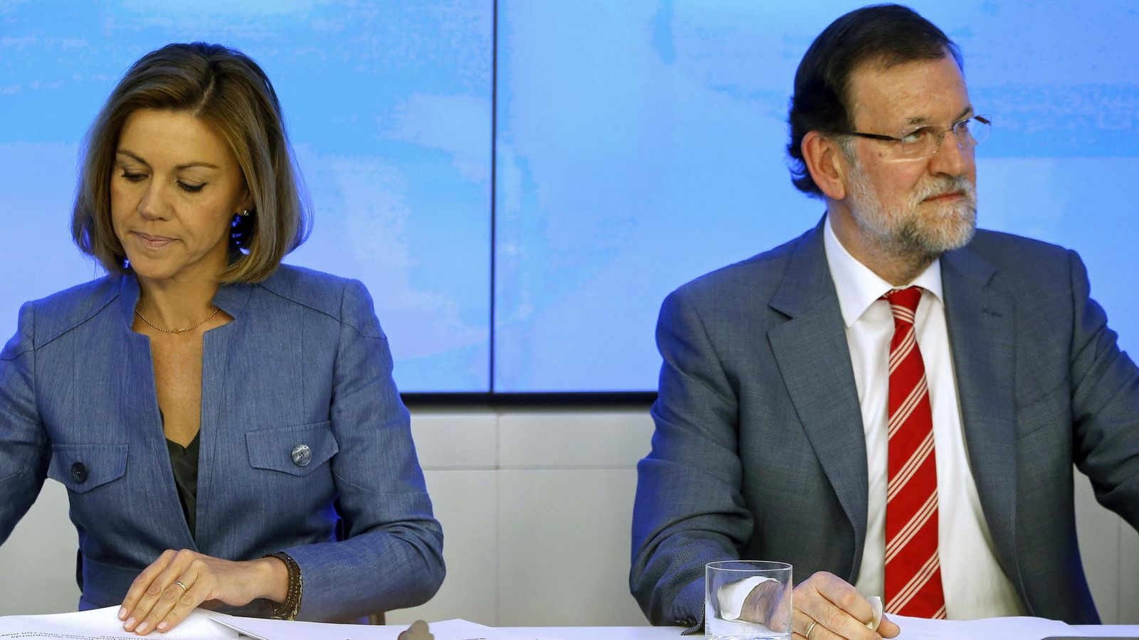 Foto: El presidente del Gobierno y del PP, Mariano Rajoy (d), junto a la secretaria general, María Dolores Cospedal. (Efe)