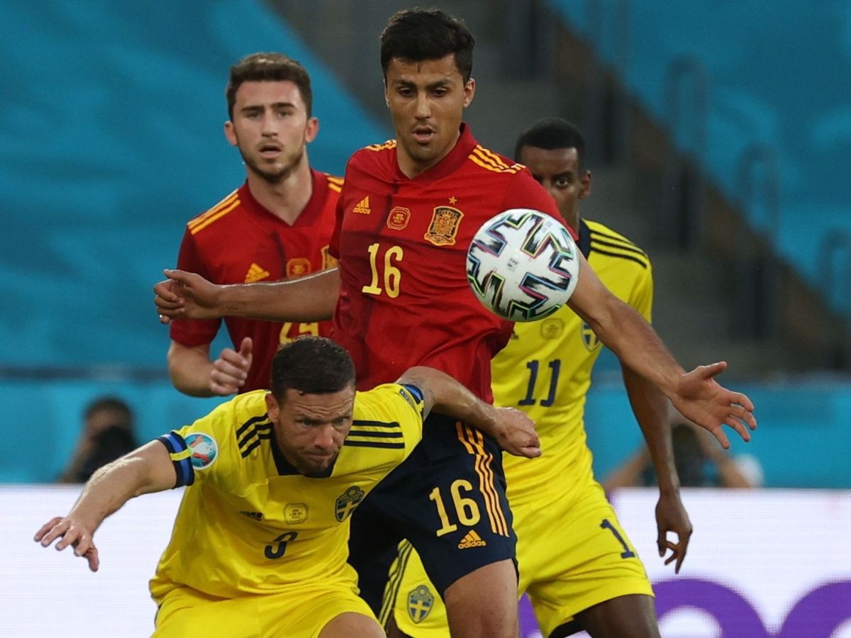 Foto: El centrocampista de la Selección española Rodri Hernández (d) disputa un balón ante el delantero de la selección sueca Marcus Berg (i), durante el encuentro entre España y Suecia. (EFE) 