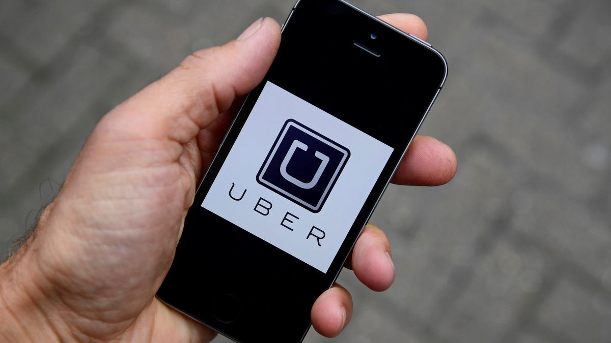 Bofetada de la CNMC al Gobierno: el plan para regular Uber y Cabify es "restrictivo"