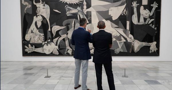 Foto: El Rey y Barack Obama contemplan el 'Guernica' en el Museo Reina Sofía. (Casa del Rey)