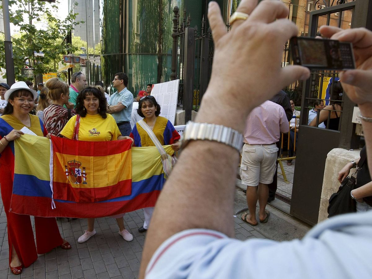 Foto: Colombianos en la embajada de su país en Madrid. (EFE)