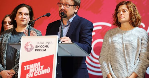 Foto: Xavier Domènech, acompañado de Elisenda Alamany y de la alcaldesa de Barcelona, Ada Colau, durante su comparecencia tras conocerse los resultados. (EFE)